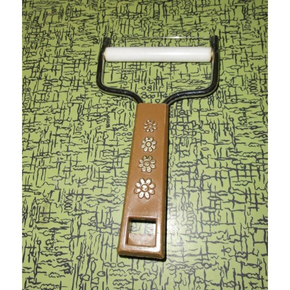 Vintage Travco Cheese Slicer Brown Handle with Flowers 1960s mcm retro - Picture 4 of 10